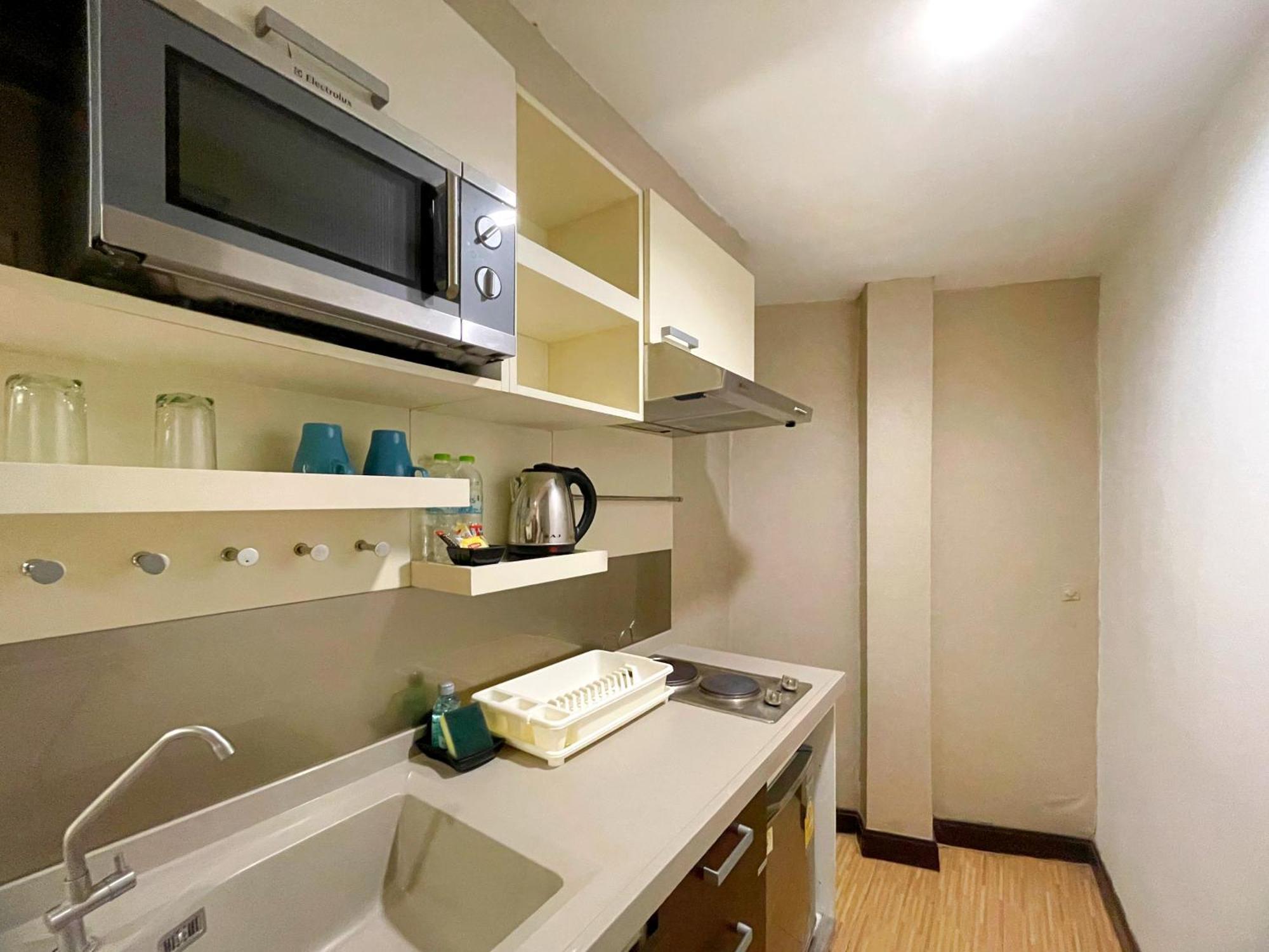 Hotel Arawana Express Phromphong Bangkok Exterior foto