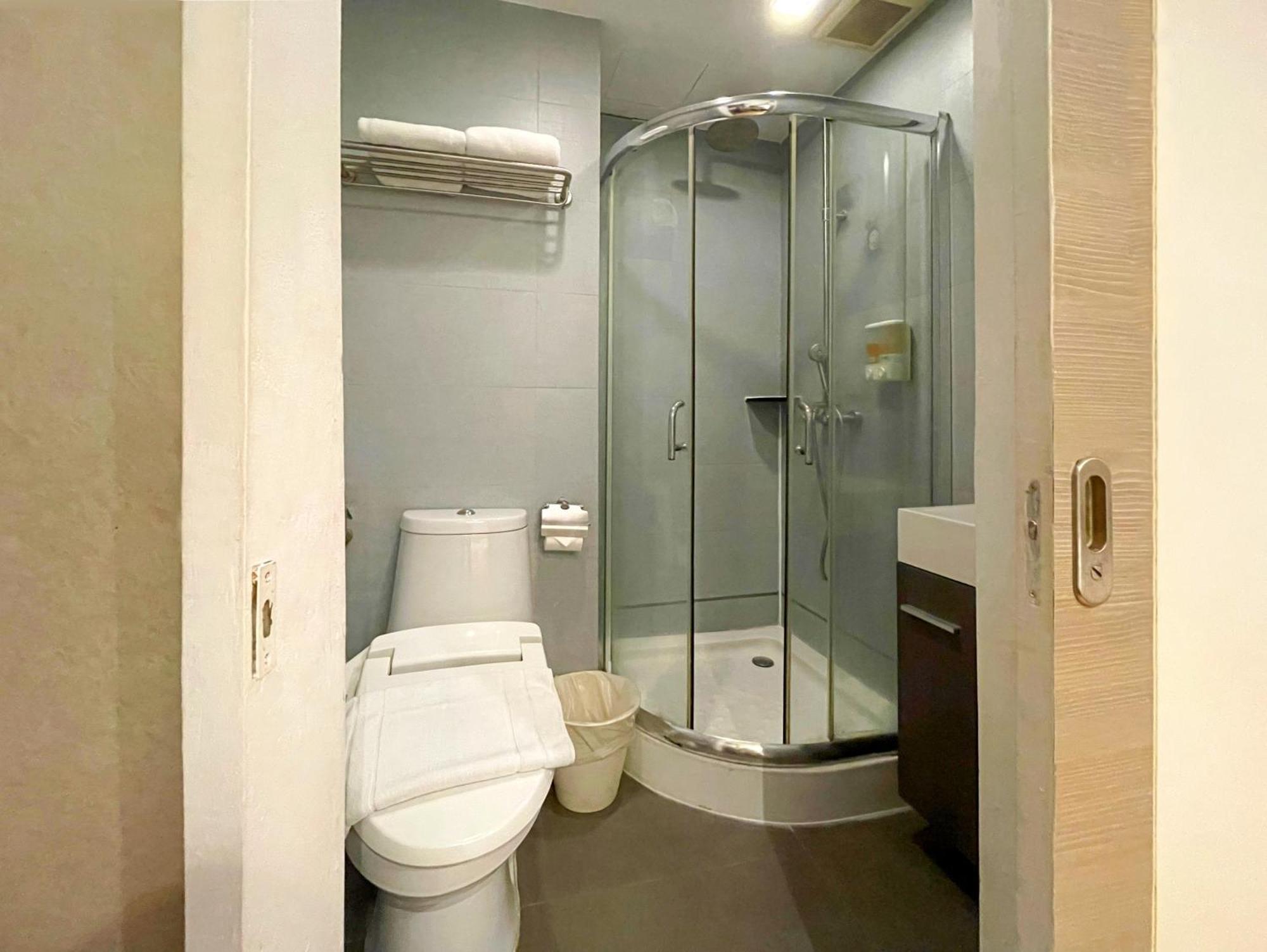 Hotel Arawana Express Phromphong Bangkok Exterior foto