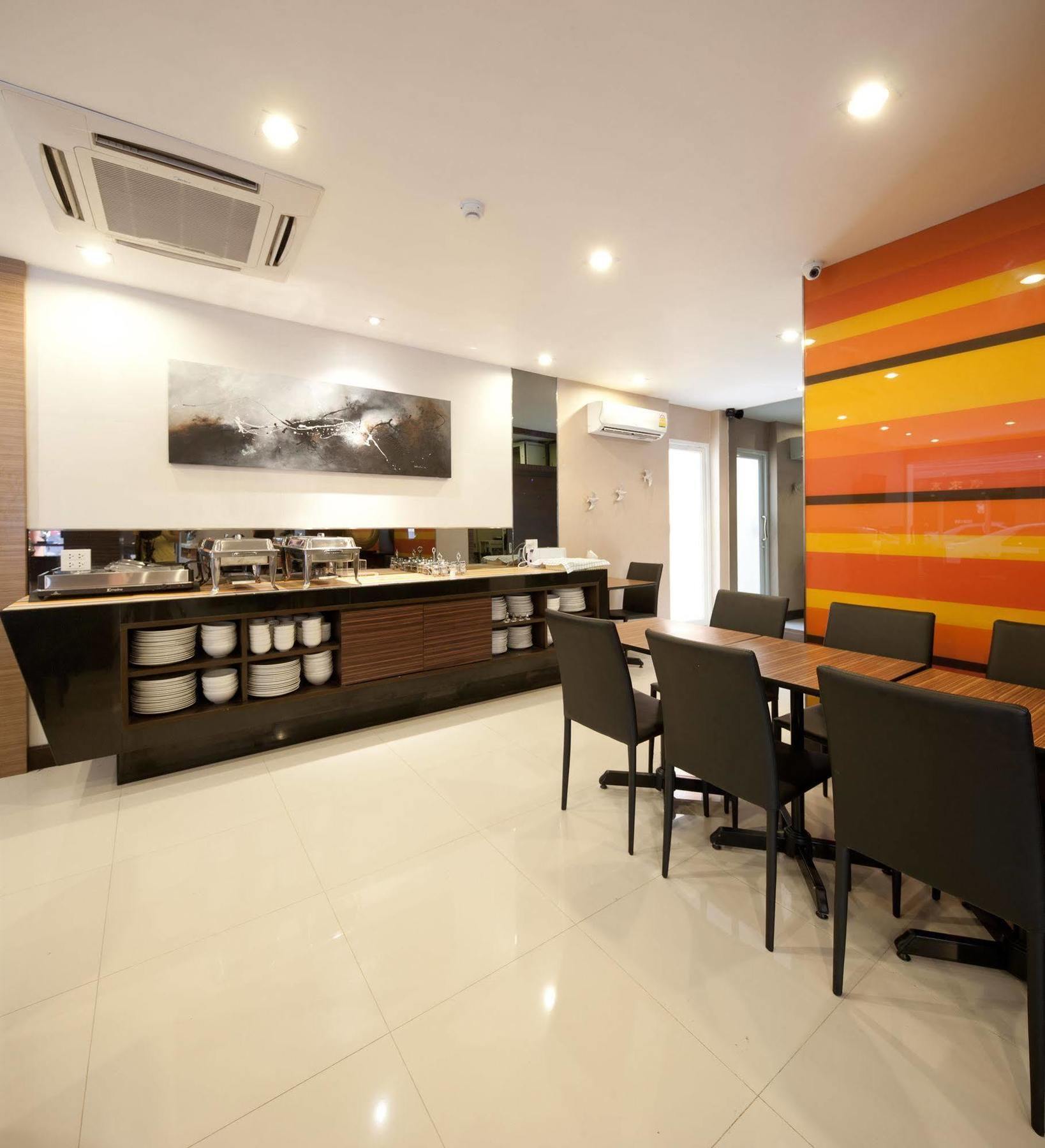 Hotel Arawana Express Phromphong Bangkok Exterior foto